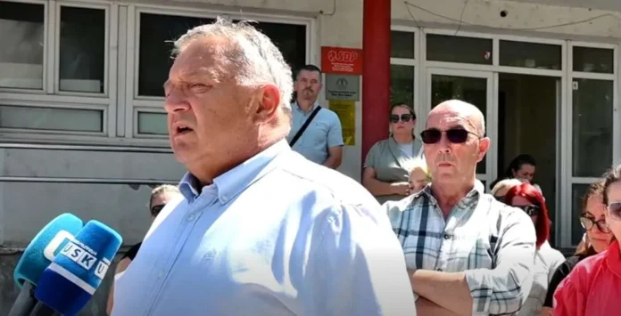 Prikaz izvora vode u Krušnici s ljudima u pozadini.