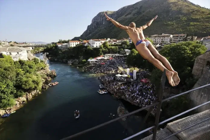 Skok sa Starog mosta u Krušnici tokom tradicionalnih skokova.