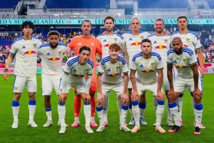 Fudbalska ekipa Leeds United na terenu prije utakmice.
