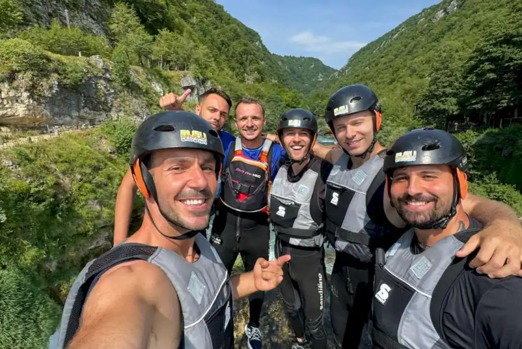 Skupina ljudi u zaštitnim kacigama uz rijeku Krušnicu.