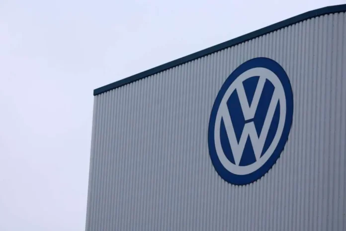 Volkswagen logo na industrijskoj zgradi u Bosni i Hercegovini.