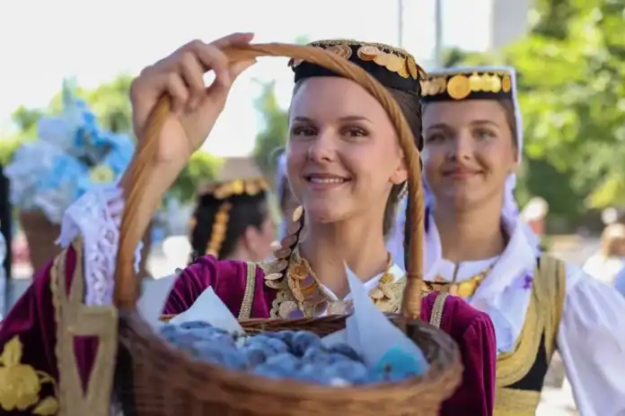 Žene u tradicionalnim nošnjama na festivalu šljive u Gradačcu.