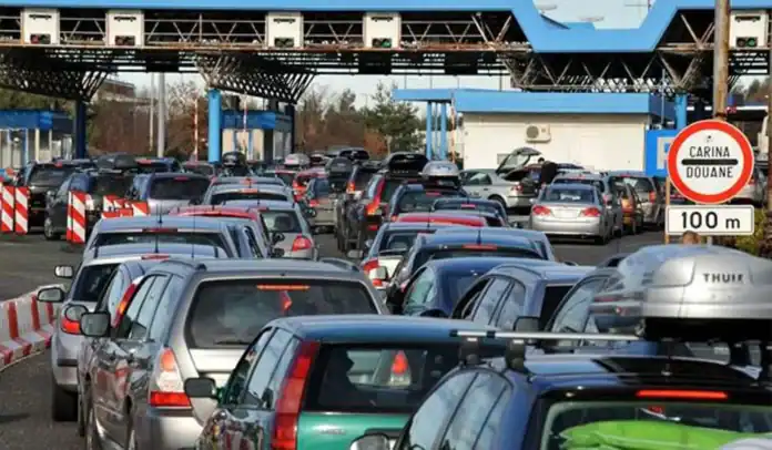 Duge kolone vozila na graničnom prijelazu sa oznakom Carina Douane.