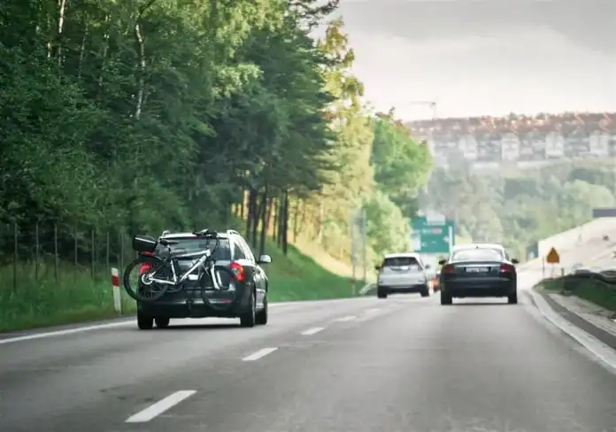 Automobil na autoputu u BiH s biciklom na zadnjem nosaču.