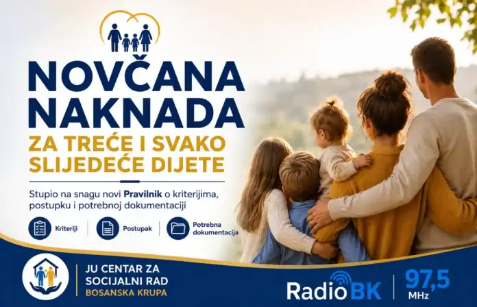 Porodica sa troje djece na otvorenom, simbol podrške za treće i svako slijedeće dijete.