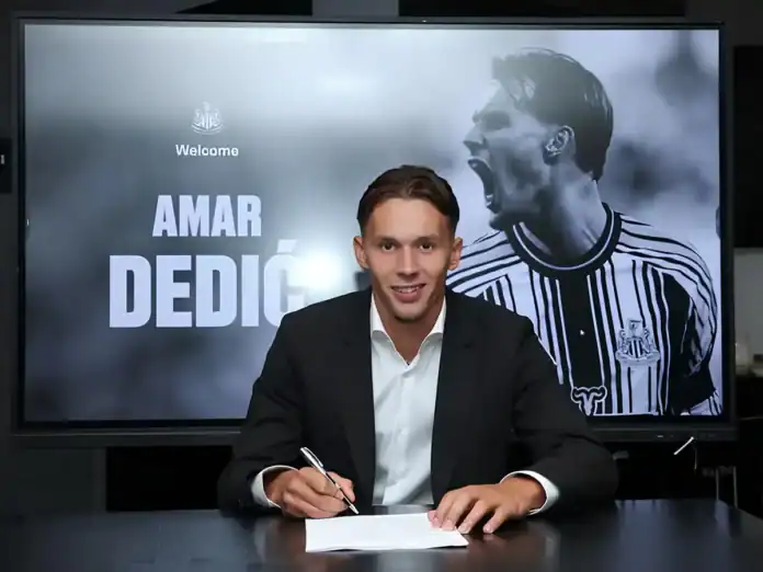 Amar Dedić potpisao za Newcastle, slika na predstavljanju u studiju.
