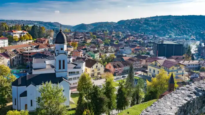 Danas u Bosanskoj Krupi sunčano i vruće. Temperatura će dostignuti 34°C, pripremite se za visoke temperature.