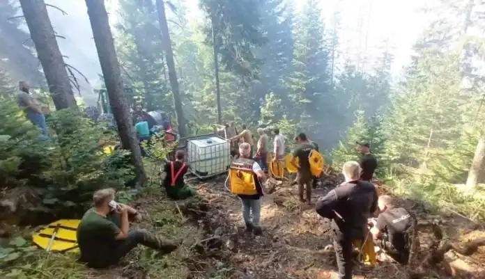 Radnici i vatrogasci na terenu tokom gašenja požara na Grmeču.