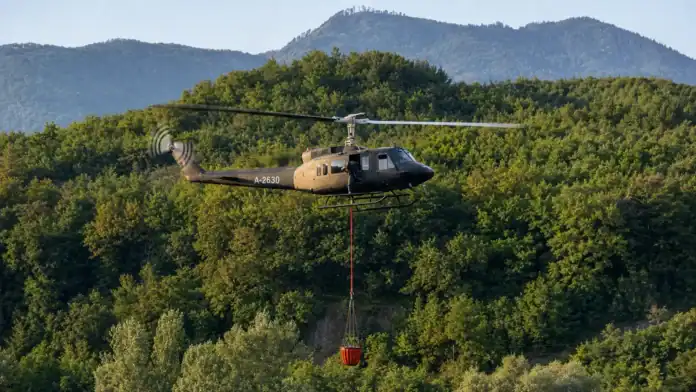 Helikopter Oružanih snaga Bosne i Hercegovine u letu iznad šumovitog područja.