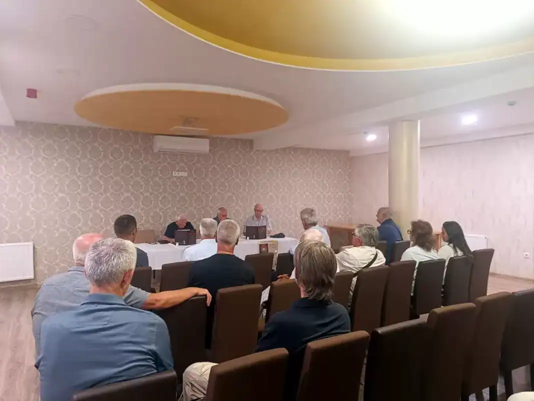 Promocija knjige 'Iz tame logora' u Bosanskoj Krupi, prisutni na događaju.