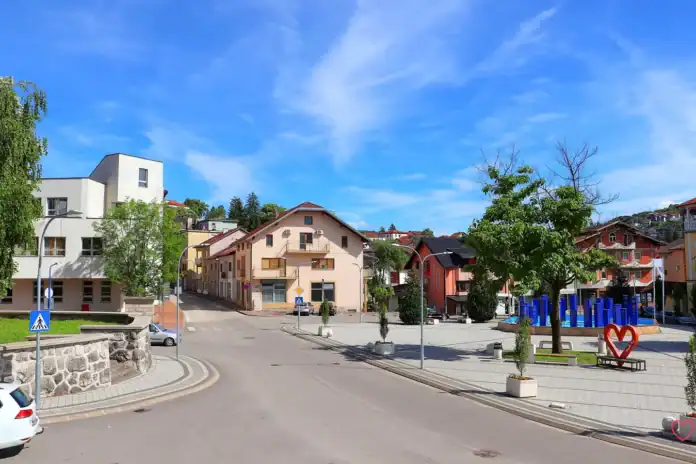 Pogled na centar Bosanske Krupe s modernim i tradicionalnim kućama.