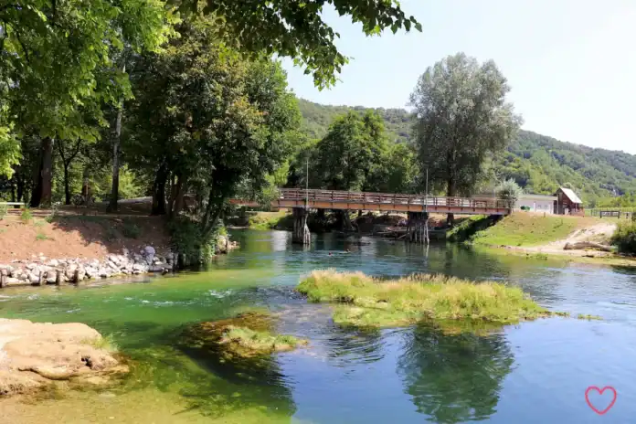 Krušnica rijeka s mostom i zelenilom u Bosanskoj Krupi.