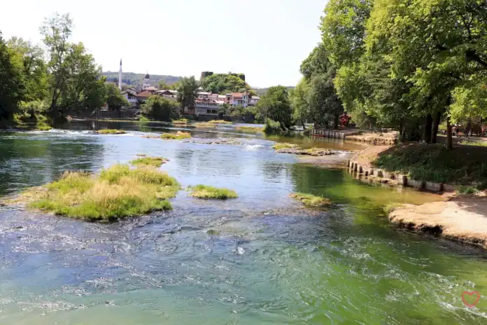 Krušnica rijeka u Bosanskoj Krupi, priroda i zelene obale.