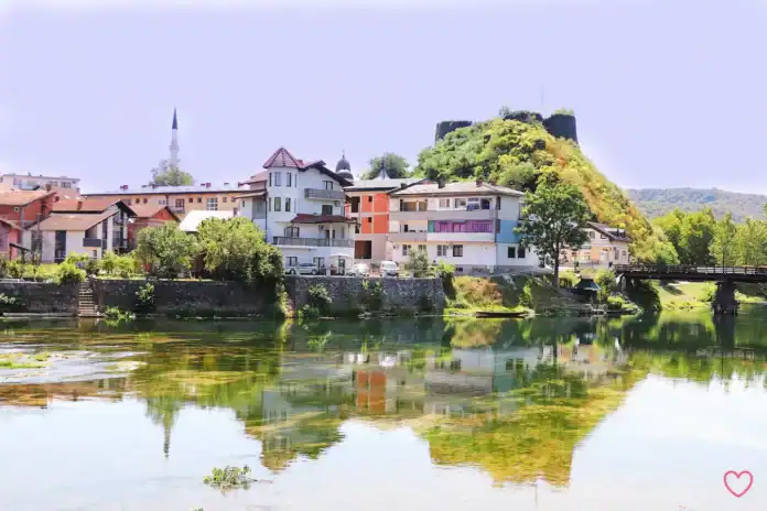 Krušnica, rijeka i obalni dio grada s starim i novim kućama.