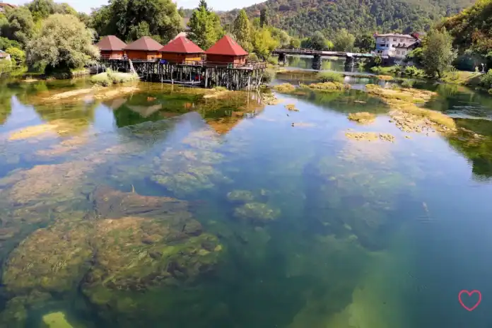 Krušnica rijeka s mostovima i prirodom u Bosanskoj Krupi.