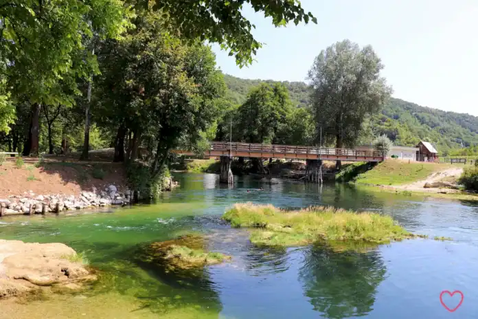 Krušnica rijeka s mostom i zelenilom u BiH.