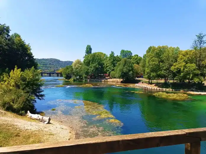 Večer u Bosanskoj Krupi donosi sunčano i vrlo toplo poslijepodne. Temperatura će postepeno opadati, uživajte!