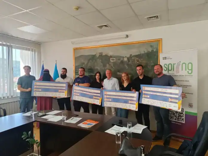 Biznisi iz Krupe primaju grantove u prostoriji za sastanke.