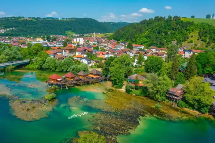 Uživajte u sunčanom danu u Bosanskoj Krupi, s maksimalnom temperaturom do 30°C i minimalnom mogućnošću padavina.