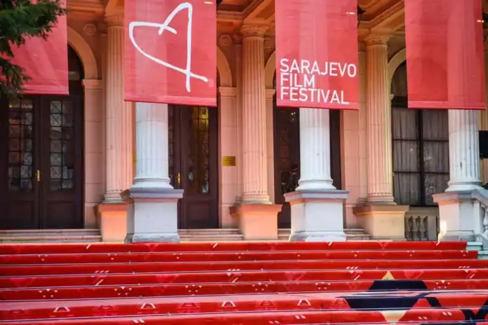 Ulaz na Sarajevo Film Festival s crvenim stepenicama i zastavama.