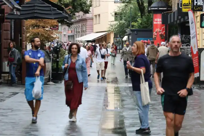 Ljudi šetaju ulicom u centru grada u BiH, proljeće ili ljeto.