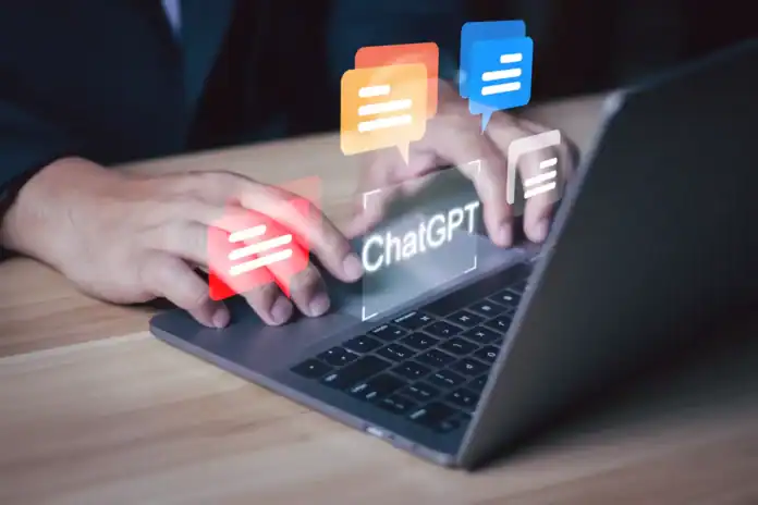 Osoba koristi laptop za ChatGPT AI chat alat na web stranici Krušnica.