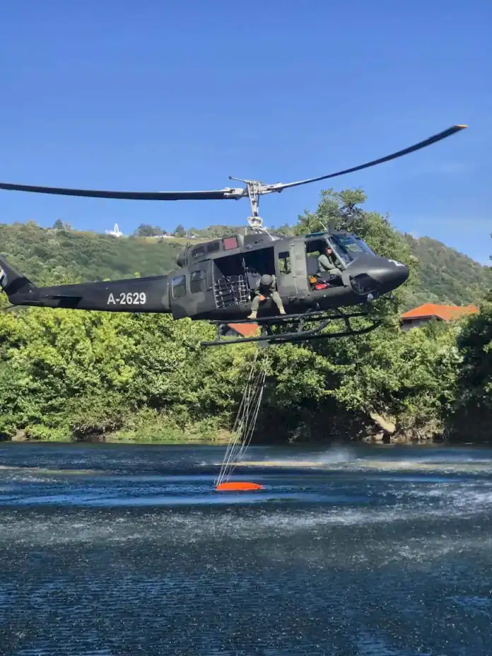 Obavijest za javnost o angažovanju letjelice za gašenje požara na Gomili. Poštujte upute vatrogasaca na terenu.