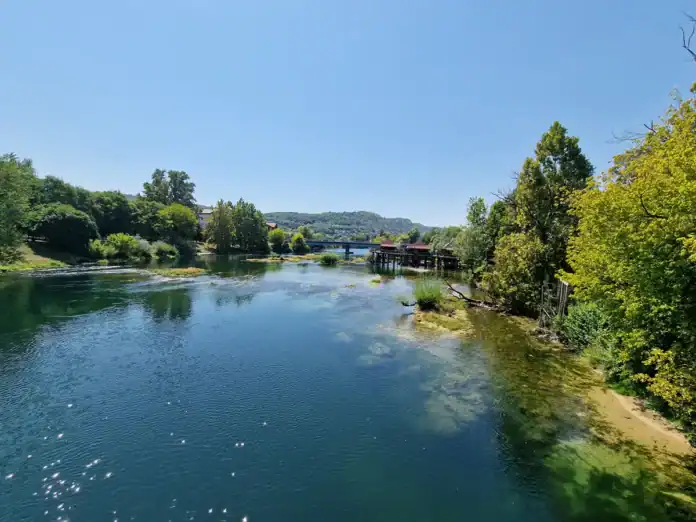 Krušnica rijeka u Bosanskoj Krupi pod vedrim nebom.