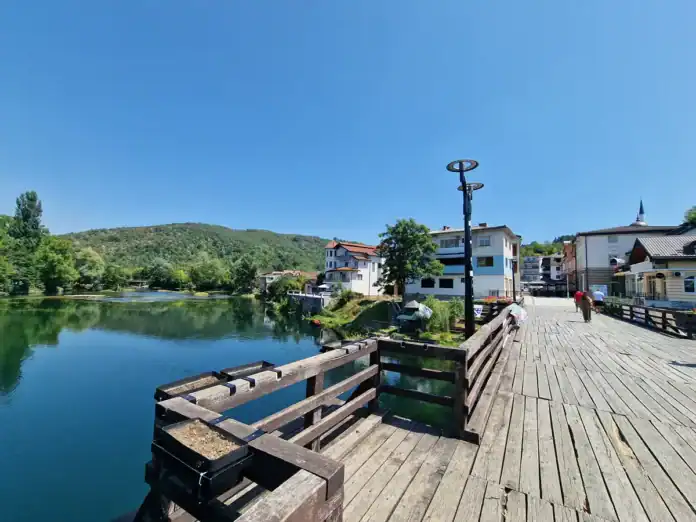 Prekrasan pogled na rijeku i šarolike kuće u Bosanskoj Krupi.