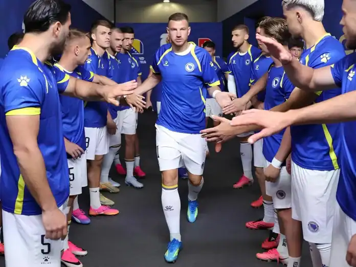 Fudbalska reprezentacija BiH u tunelu prije utakmice.