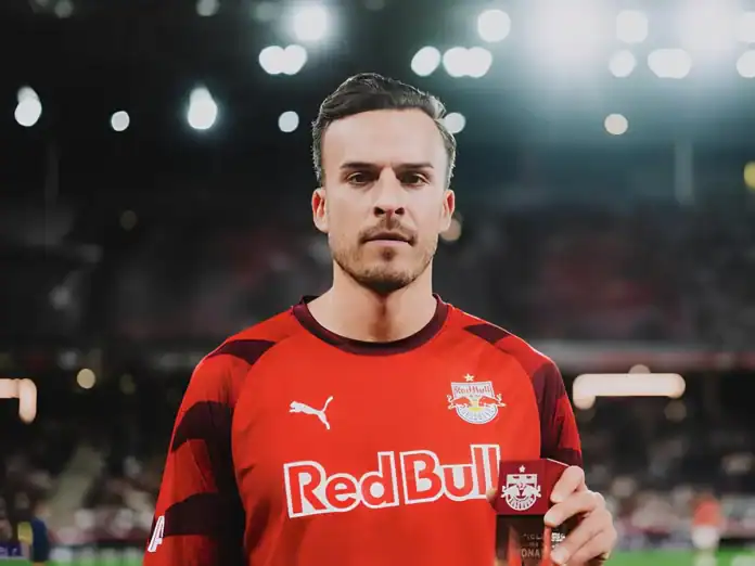 Haris Tabaković u dresu Salzburga na stadionu.