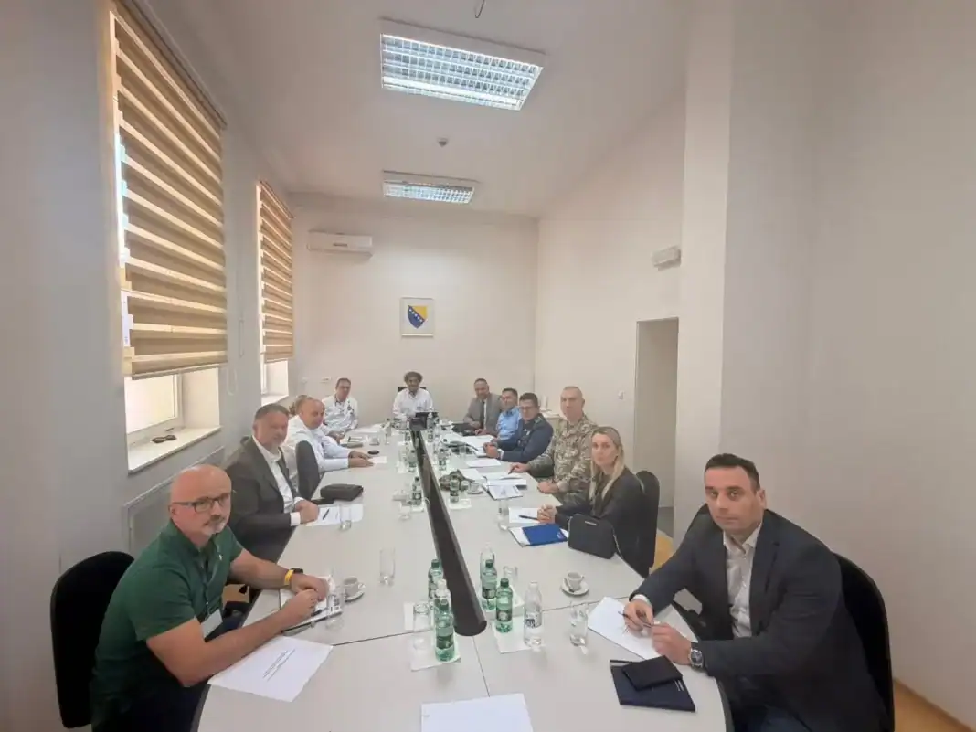 Sastanak u prostoriji sa 14 osoba za stolom, rasprava o hitnim medicinskim letovima.