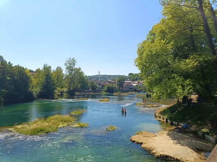 Predivno sunčano vrijeme u Bosanskoj Krupi, s ugodnom temperaturom do 22°C. Savršeno za aktivnosti napolju.