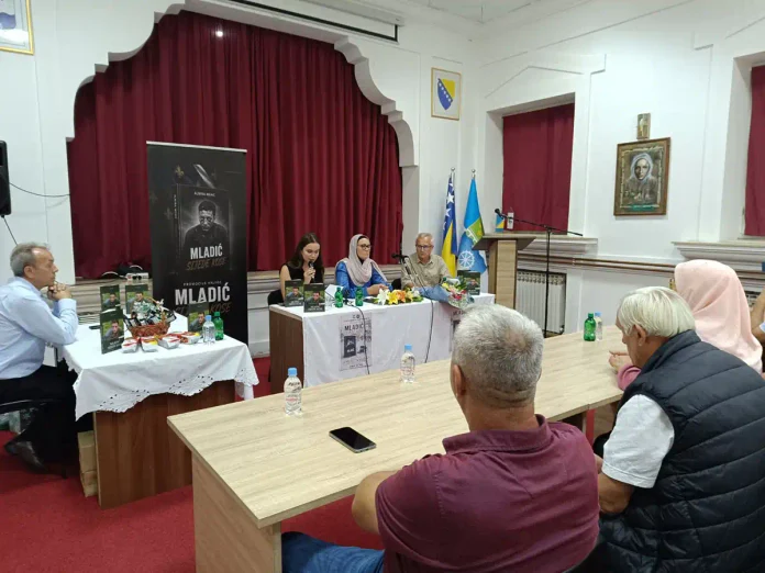 Knjiga 'Mladić sijede kose' osvaja čitatelje pričama koje potvrđuju unutrašnju borbu identiteta u postratnom društvu.