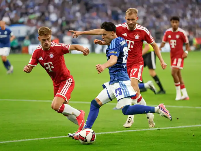 Fudbaleri Bayern Münchena i Schalkea u akciji na terenu.