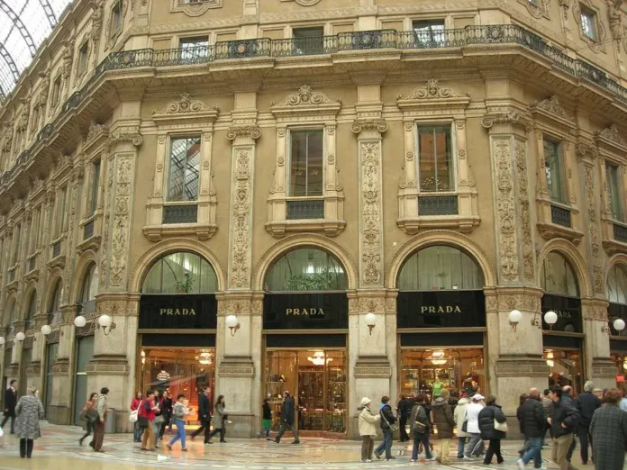 Prada prodavnica u Milanu, luksuzni modni brendovi, moda i shopping.