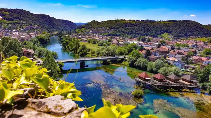 Prelijepa panorama Bosanske Krupe s rijekom i zelenim brdima.