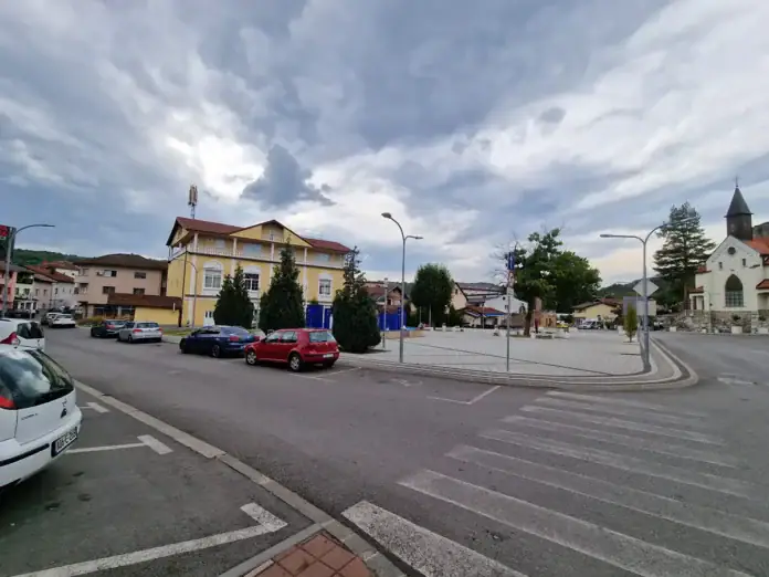 Oblačno i svježe u Bosanskoj Krupi s pogledom na trg i crkvu.