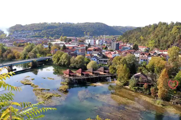 Vrijeme u Bosanskoj Krupi danas je svježe i promjenjivo oblačno, s temperaturom do 14°C i mogućom kišom tokom noći.