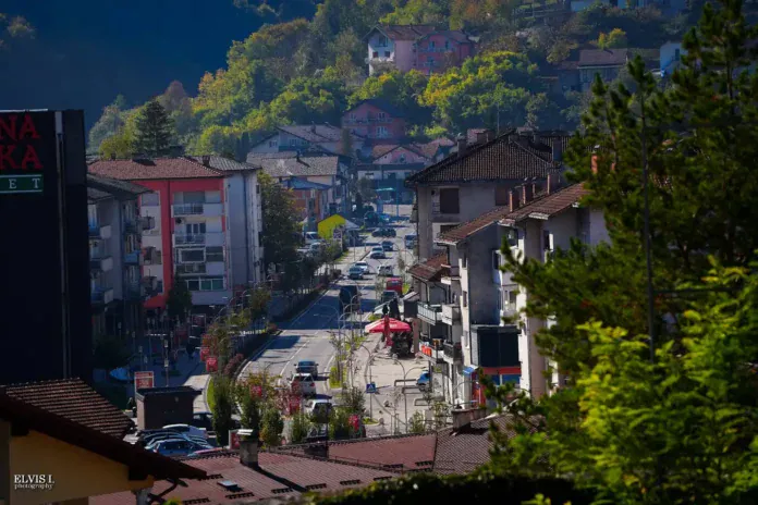 Bosanska Krupa danas uživa u sunčanom vremenu do 18°C, ali noć donosi osjetno zahlađenje i promjenu vremenskih uslova.