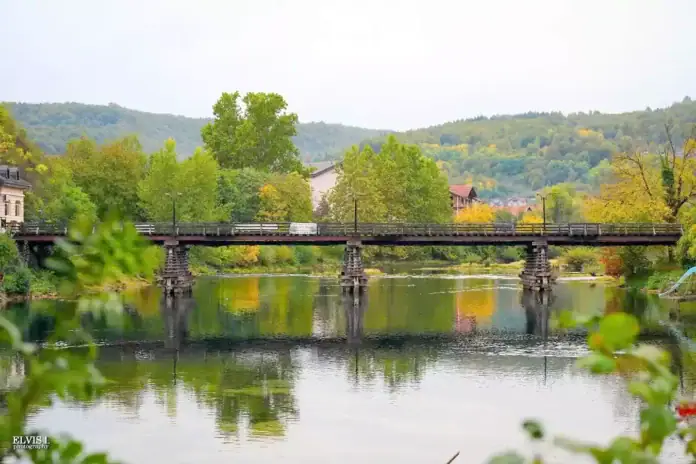 U Bosanskoj Krupi prevladava kišovito vreme, s maksimalnom temperaturom od 12°C. Pripazite na mraz tokom noći.