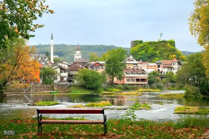 Oblačno vrijeme u Bosanskoj Krupi. Očekuje se svježe vrijeme i povremena kiša, maksimalna temperatura oko 13°C.