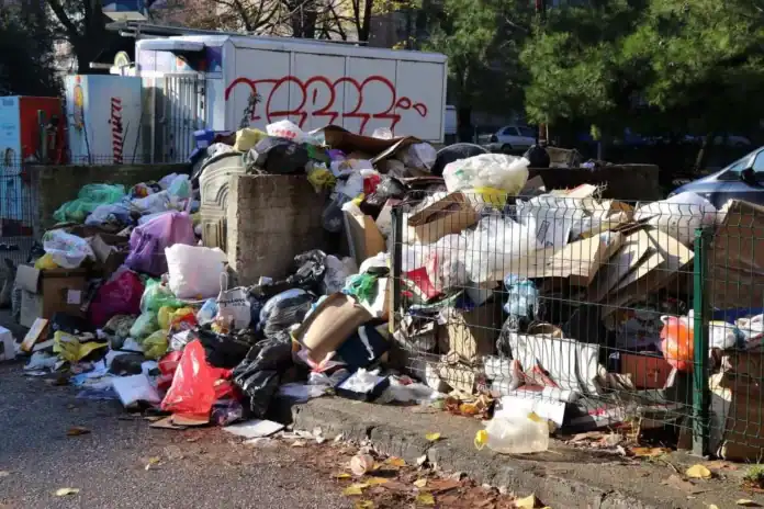 Otpad i smeće na deponiji u blizini Krušnice.