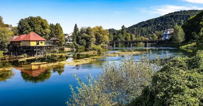 Vremenska prognoza za Bosansku Krupu: jutarnja temperatura oko 5°C, iduće poslijepodne do 18°C. Uživajte vani!
