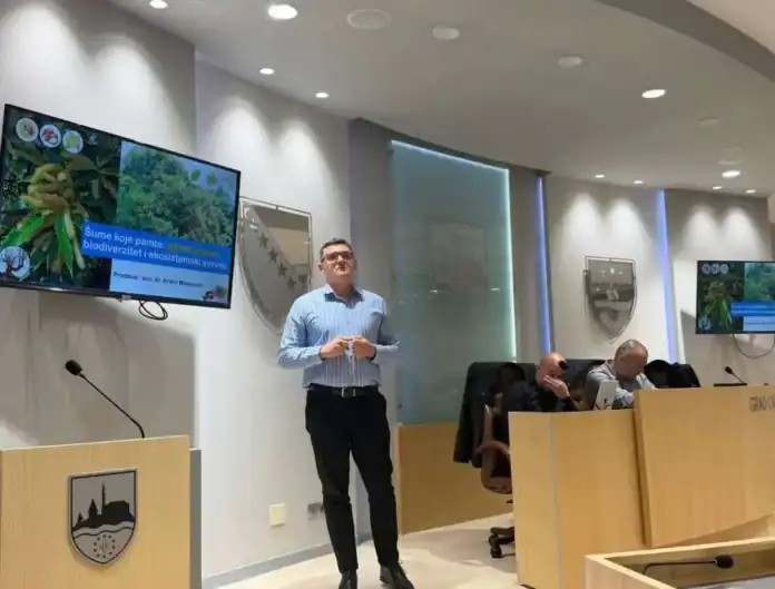 Predavač na konferenciji o zaštiti kestena u Bosni i Hercegovini.