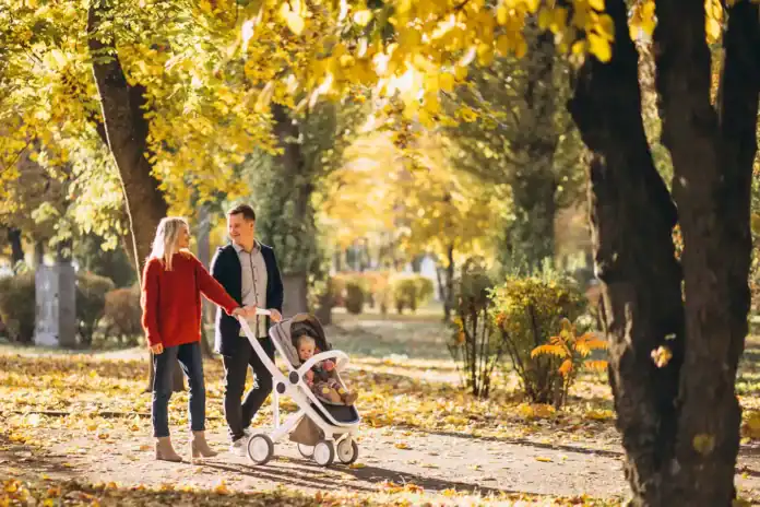 Porodica šeta kroz jesenju šumu u Bosni i Hercegovini.