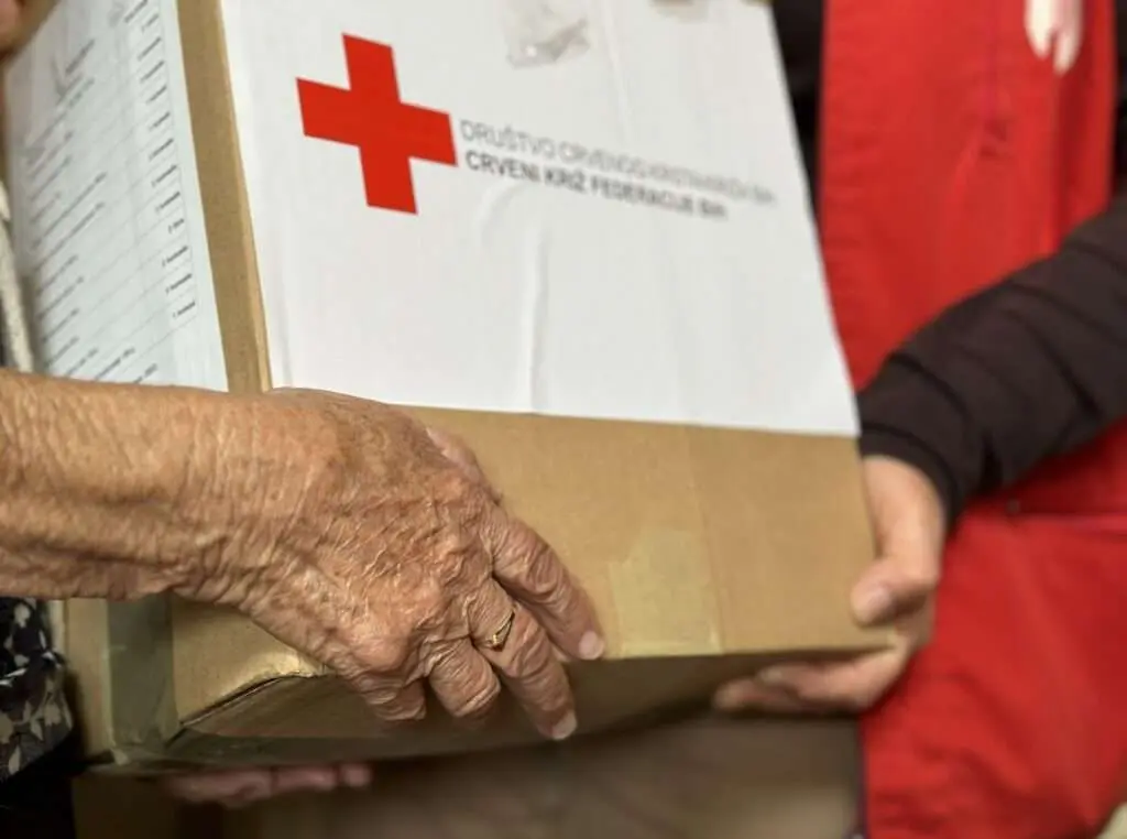 Međunarodni dan borbe protiv siromaštva: Sve više građana traži pomoć Davanje humanitarne pomoći u okviru akcije za siromašne.