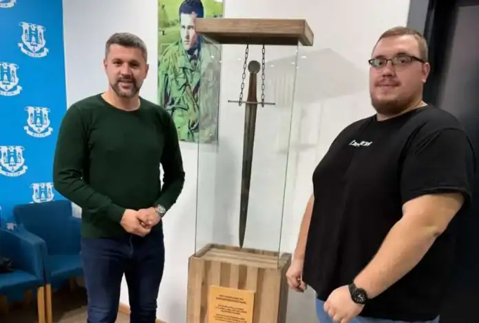 Bužim čuva tragove srednjovjekovne Bosne s replikom viteškog mača izrađenom tradicionalnim tehnikama obrade metala.