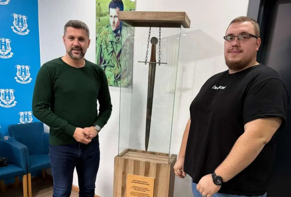 Bužim čuva tragove srednjovjekovne Bosne, izrađena replika viteškog mača Bužim čuva tragove srednjovjekovne Bosne s replikom viteškog mača izrađenom tradicionalnim tehnikama obrade metala.